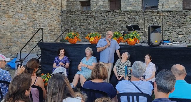 Las homenajeadas Pilar, Felisa, Casilda, Valery y Nines, junto a Paco Paricio, promotor de 'Mujeres que cuentan'.