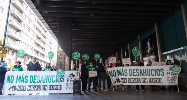 Concentración de la PAH en la sede de Ibercaja. Foto: Pablo Ibáñez (AraInfo)