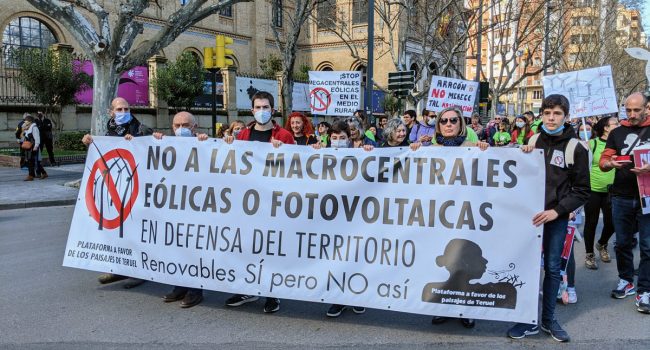 La Plataforma a favor de los Paisajes de Teruel en la manifestación de ALIENTE del pasado 13 de marzo en Zaragoza. Foto: Iker G. Izagirre (AraInfo)