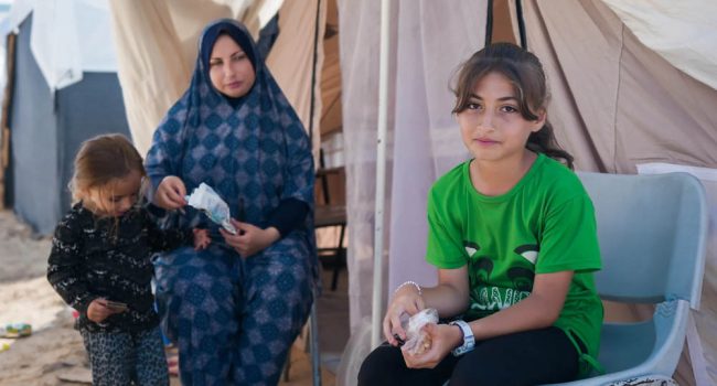 Familia palestina en un campo de personas refugiadas de Jan Yunis, Gaza | Foto: Ibrahim Alotla / Alef Multimedia/ Oxfam