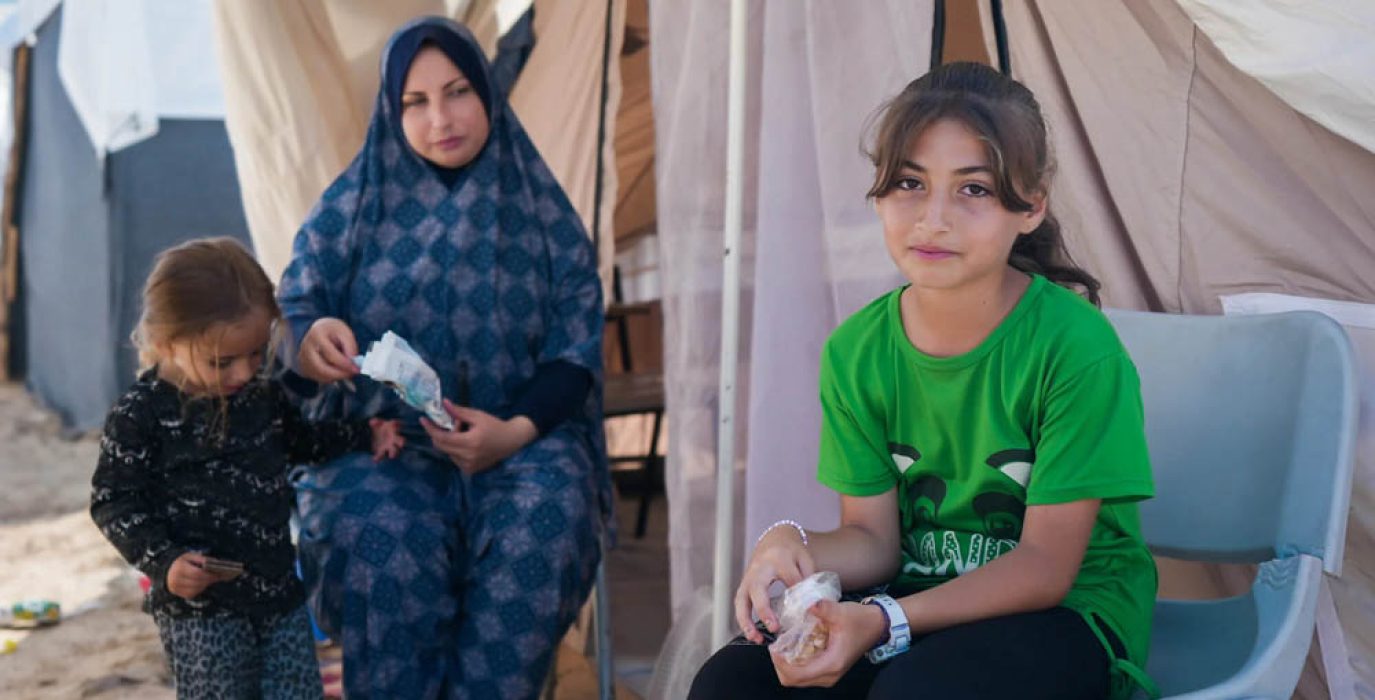Familia palestina en un campo de personas refugiadas de Jan Yunis, Gaza | Foto: Ibrahim Alotla / Alef Multimedia/ Oxfam