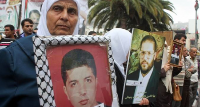 Palestinos durante una manifestación en apoyo a los huelguistas en Nablus (Cisjordania). Foto: Ahmad Al Bazz (Activestiees)