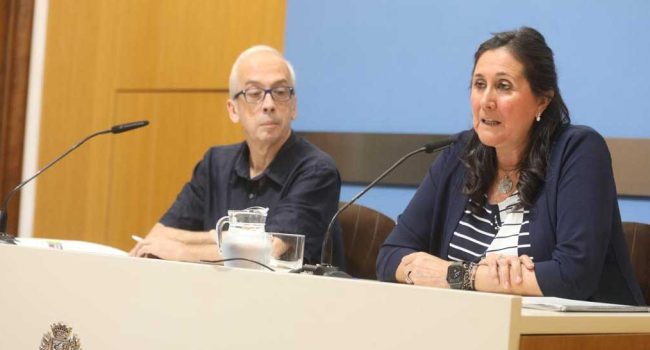 A la derecha, la concejala delegada de Educación del Ayuntamiento de Zaragoza, Paloma Espinosa. Foto: Ayuntamiento de Zaragoza.