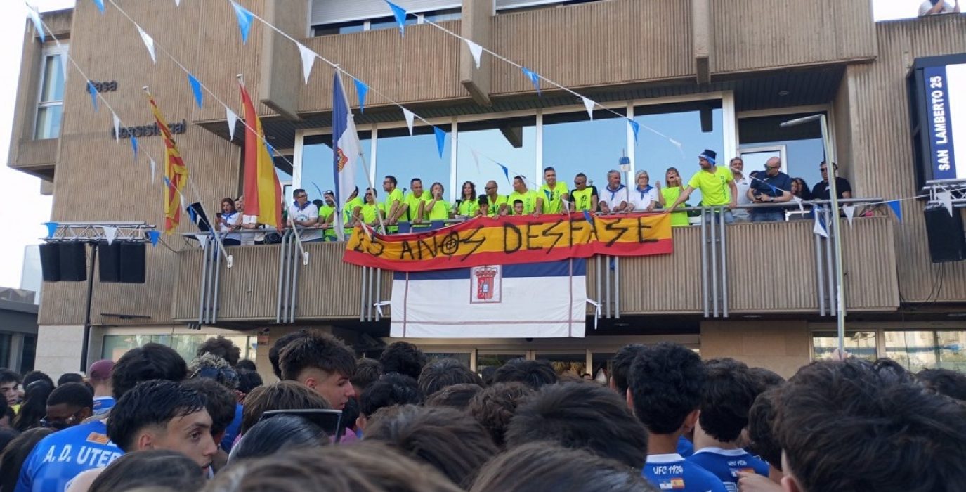 Simbología fascista en el balcón del Ayuntamiento de Utebo durante el pregón de este miércoles.