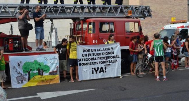 Pancartas a favor de las BRIF en la carrera popular de Bomberos Zaragoza. Foto: @IncendiosForesA