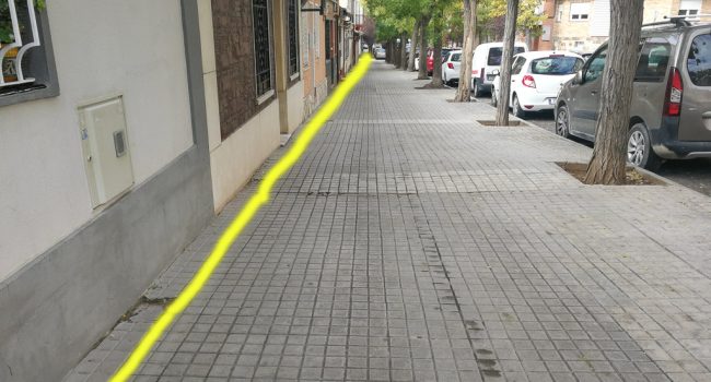 Calle Castillo de Loarre en Torrero. La línea amarilla marca por donde discurre la tubería.
Foto: Joaquín Salvador.