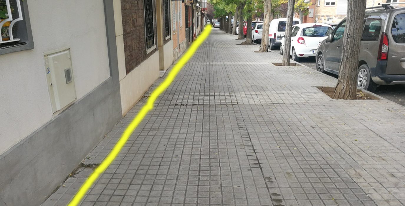 Calle Castillo de Loarre en Torrero. La línea amarilla marca por donde discurre la tubería.
Foto: Joaquín Salvador.