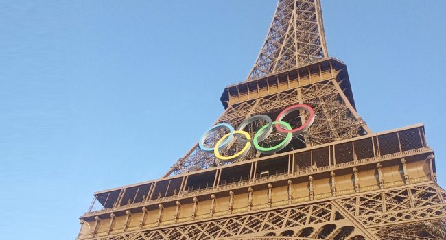 Los aros olímpicos en la Torre Eiffel | Foto: AraInfo