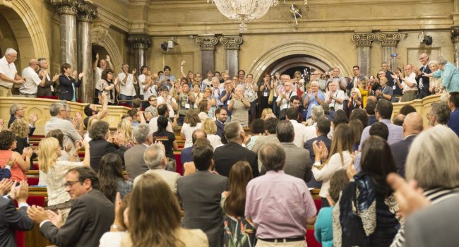 Diputados, diputadas, representantes de entidades y familiares de víctimas durante el acto. Foto: Parlament de Catalunya
