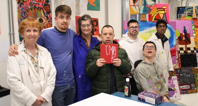 Parte del equipo de Andar de Nones con el ejemplar de "Impar".