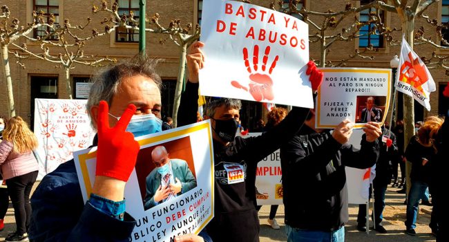 Un grupo de personal interino de STEPA sostienen carteles en los que se lee "basta ya de abusos"