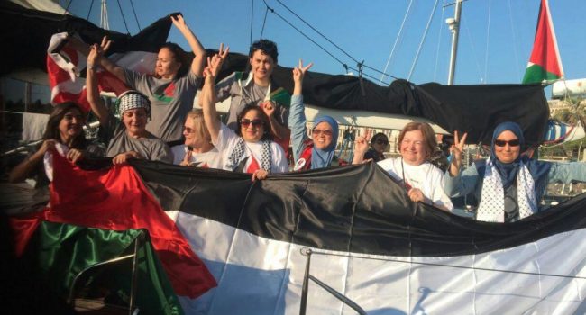 Mujeres Rumbo a Gaza en el puerto de Messina.