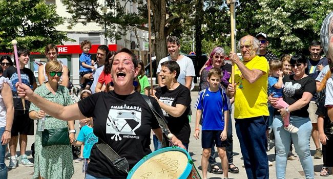 Pasacalles imaginario por las calles de Binéfar | Foto: @Imaginariafest