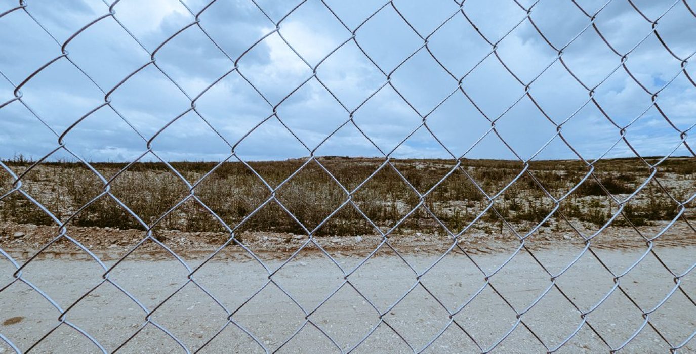 Perímetro vallado de las obras del futuro centro de datos de Microsoft en Puerto Venecia | Foto: AraInfo