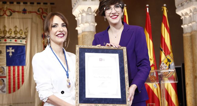 Paula Ortiz recibe el galardón de manos de la presidenta de la Cortes, Violeta Barba. Foto: Cortes de Aragón