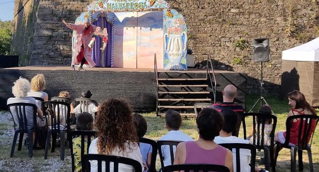 El payaso Coscorrito con sus títeres.