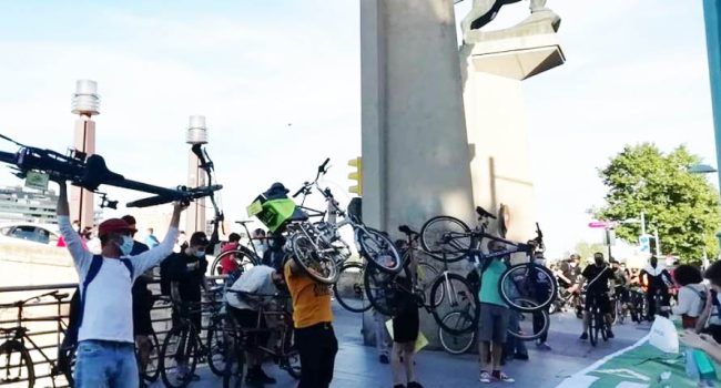 Cadena ciclista en el Puente de Piedra de Zaragoza. Foto: @Tierrabarrenaus