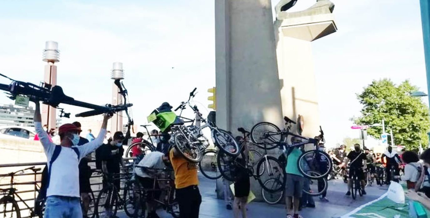 Cadena ciclista en el Puente de Piedra de Zaragoza. Foto: @Tierrabarrenaus