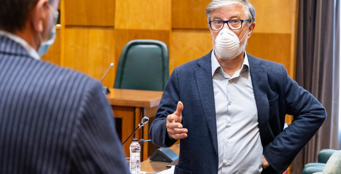 Santisteve con mascarilla, antes de comenzar un pleno. Foto: ZeC