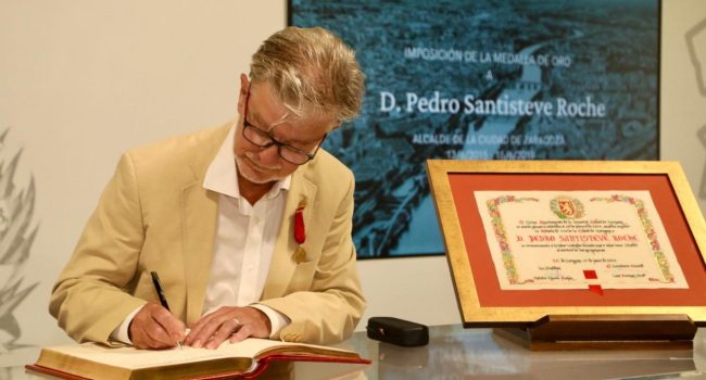 Pedro Santisteve recibe la Medalla de Oro de Zaragoza | Foto: Daniel Marcos (AZ)