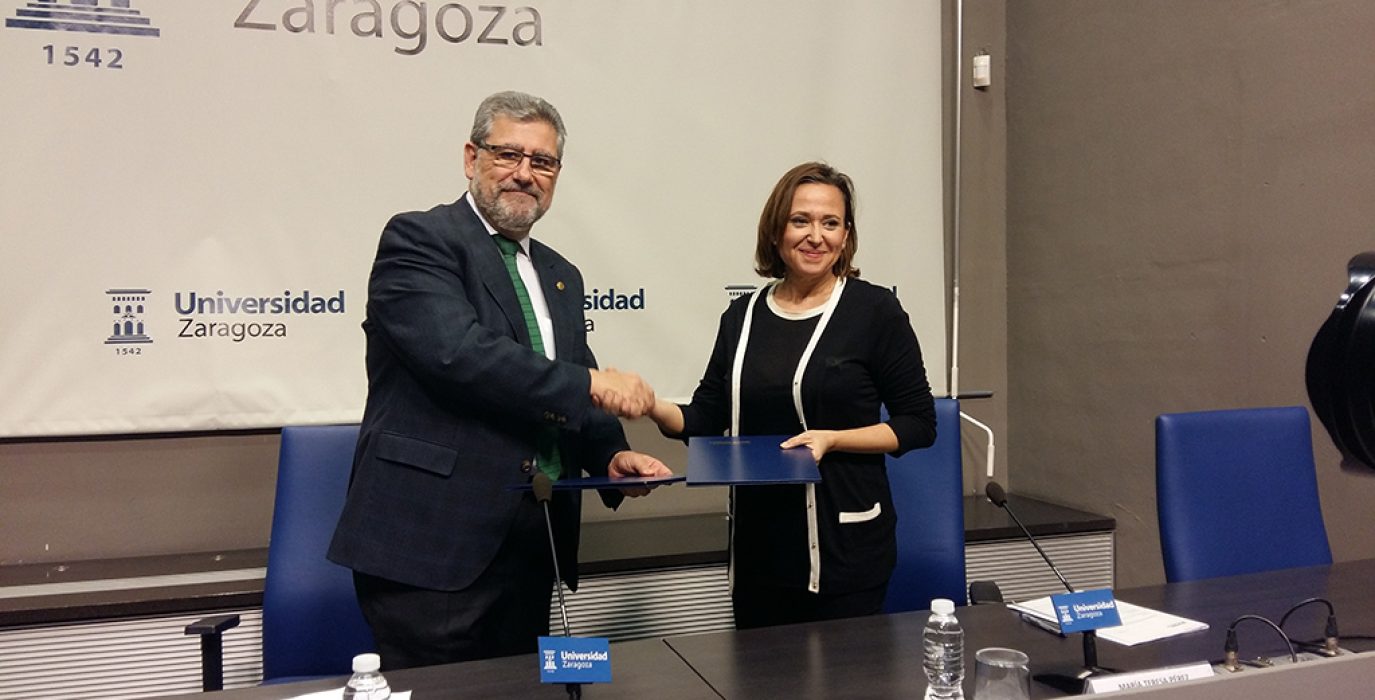 Mayte Pérez y José Antonio Mayoral firman el protocolo en materia de lenguas propias. Foto: DGA