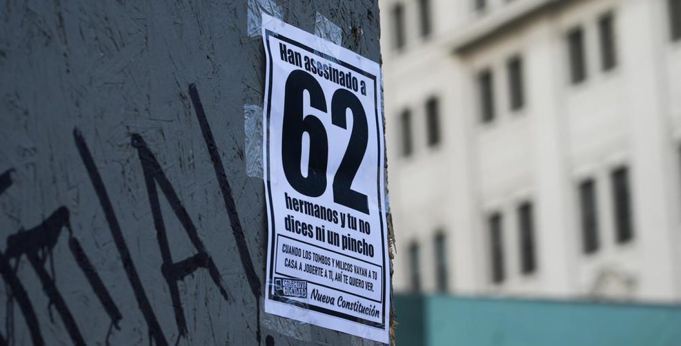 Cartel en una calle de Perú | Foto: Julio Zamarrón (El Salto)