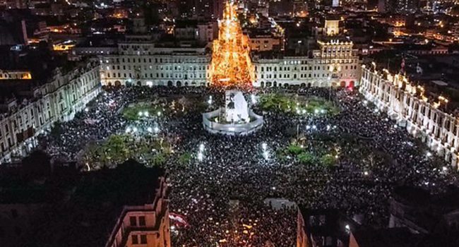 Milers de persones es concentren a la plaça San Martín de Lima.