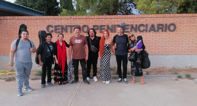 Representantes de la Peña Unión Flamenca junto a las bandas 42 Gramos y Mestipen en la puerta del centro penitenciario de Zuera | Foto: Peña Unión Flamenca