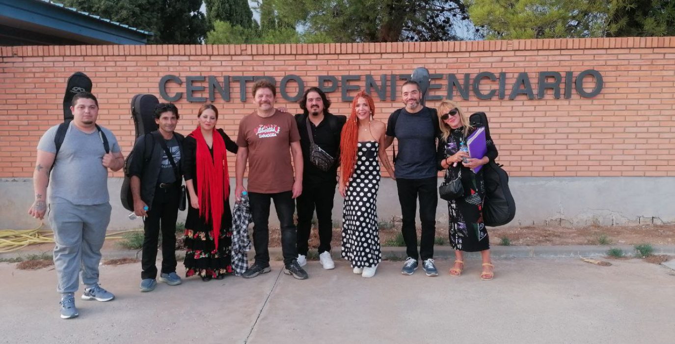Representantes de la Peña Unión Flamenca junto a las bandas 42 Gramos y Mestipen en la puerta del centro penitenciario de Zuera | Foto: Peña Unión Flamenca