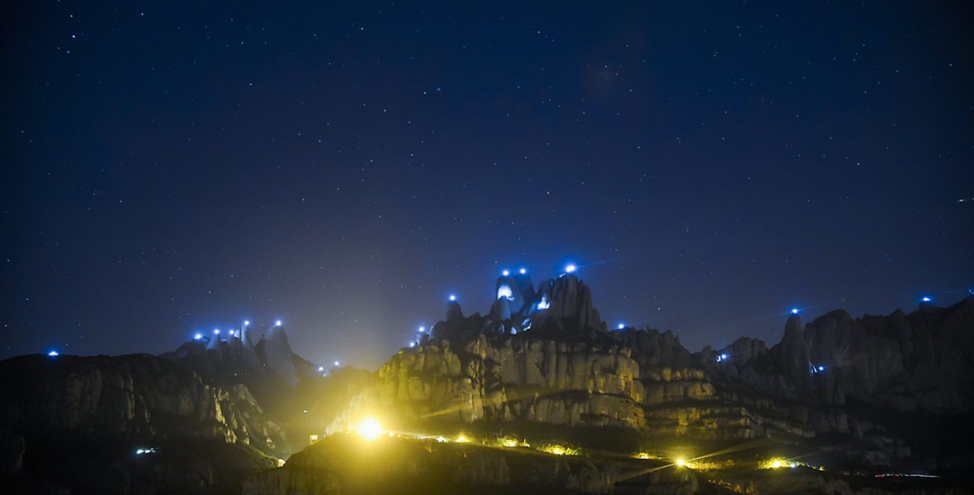 131 faros encendidos en Montserrat simbolizando a todos los presidentes de la Generalitat. Foto: TV3
