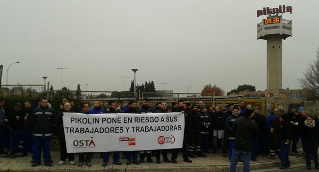 Concentración de la plantilla de Pikolin en las puertas de la empresa en Zaragoza.