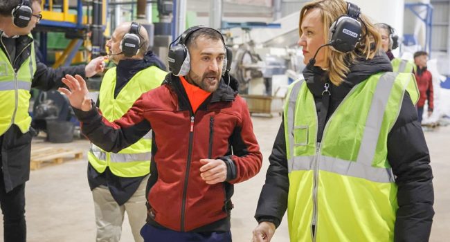 Pilar Alegría, candidata socialista a la presidencia del país, visita la empresa Politer Reciclaje en Montalbán