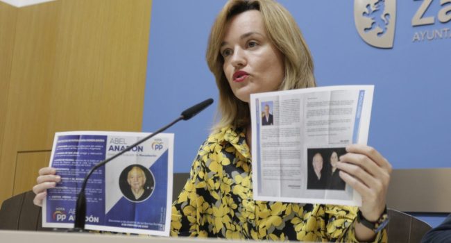 Alegría con los folletos en los que aparece la cara y firma de Azcón. Foto: PSOE