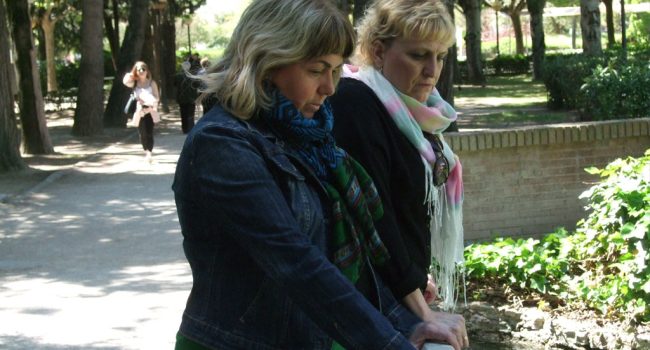 Pilar Callén y Carmen García Serrano junto al estanque del parque municipal. Foto: Cambiar Huesca
