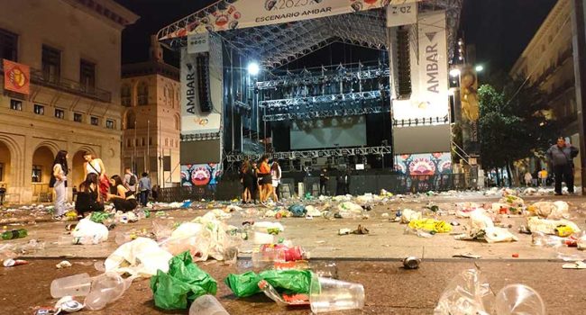Basura generada tras uno de los conciertos en la plaza del Pilar | Foto: @Stopplastico