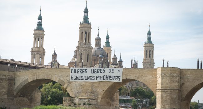 Pancarta desplegada por Purna en el Puente de Piedra de Zaragoza. Foto: AraInfo