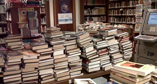 Libros apilados en la biblioteca municipal que tendría que estar instalada en el convento.