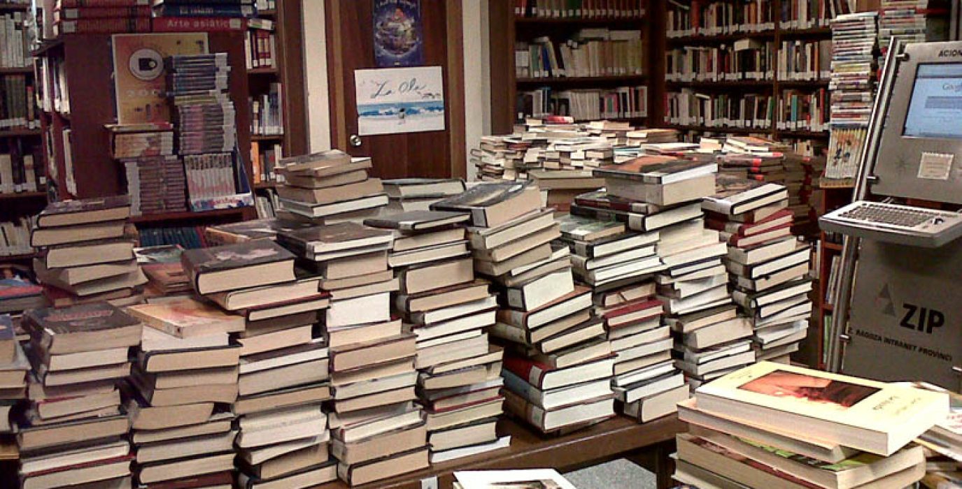 Libros apilados en la biblioteca municipal que tendría que estar instalada en el convento.