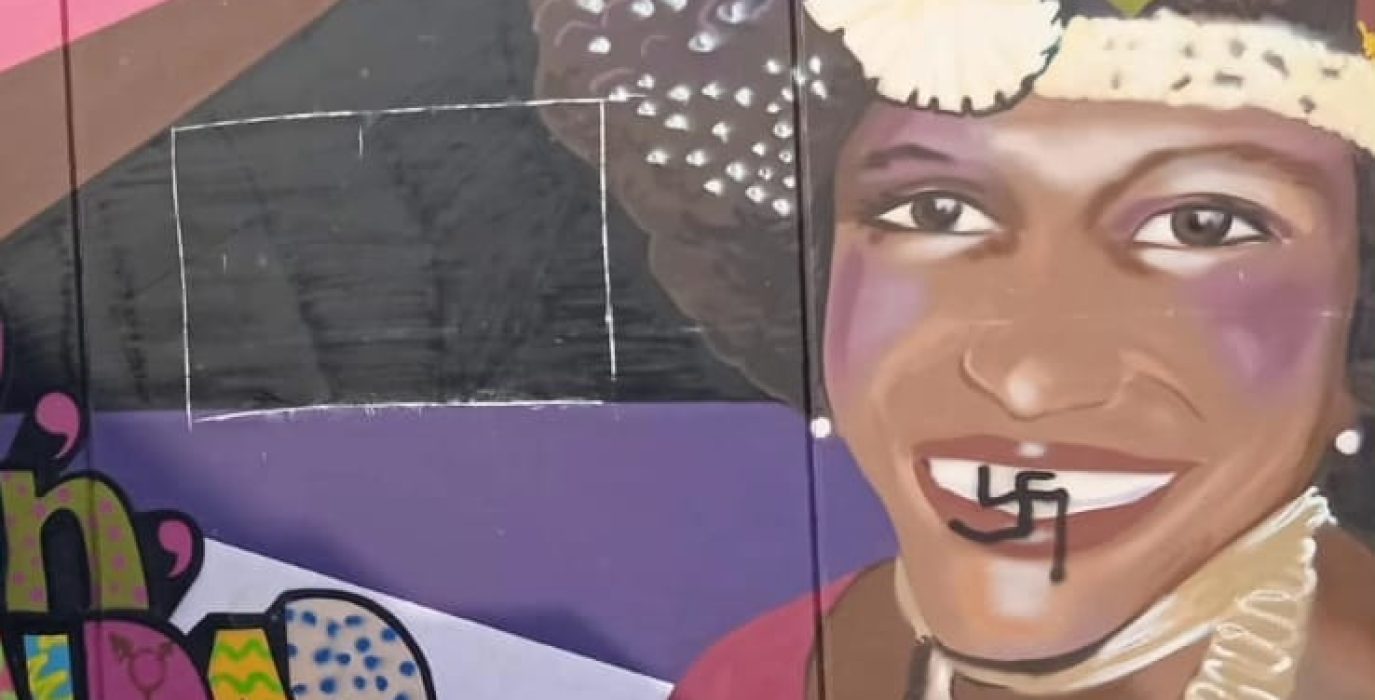 Pintadas nazis en el mural del IES de La Puebla de Alfindén | Foto: CGT