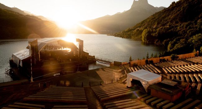 Escenario del festival en Lanuza al atardecer