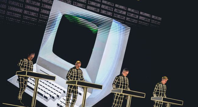 La banda alemana Kraftwerk, sobre el escenario de Lanuza | Foto: Jaime Oriz