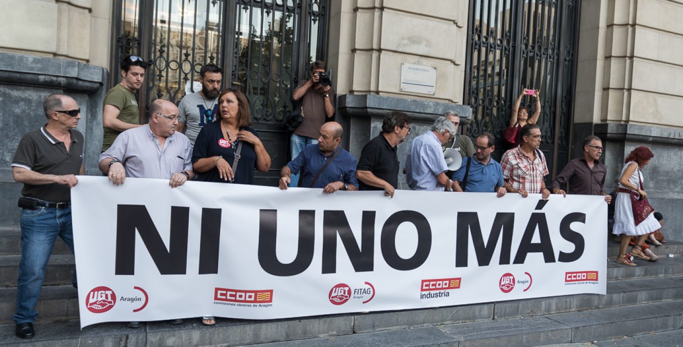 Imagen de archivo de una concentración de CCOO y UGT en Zaragoza contra los accidentes laborales | Foto: Pablo Ibáñez (AraInfo)