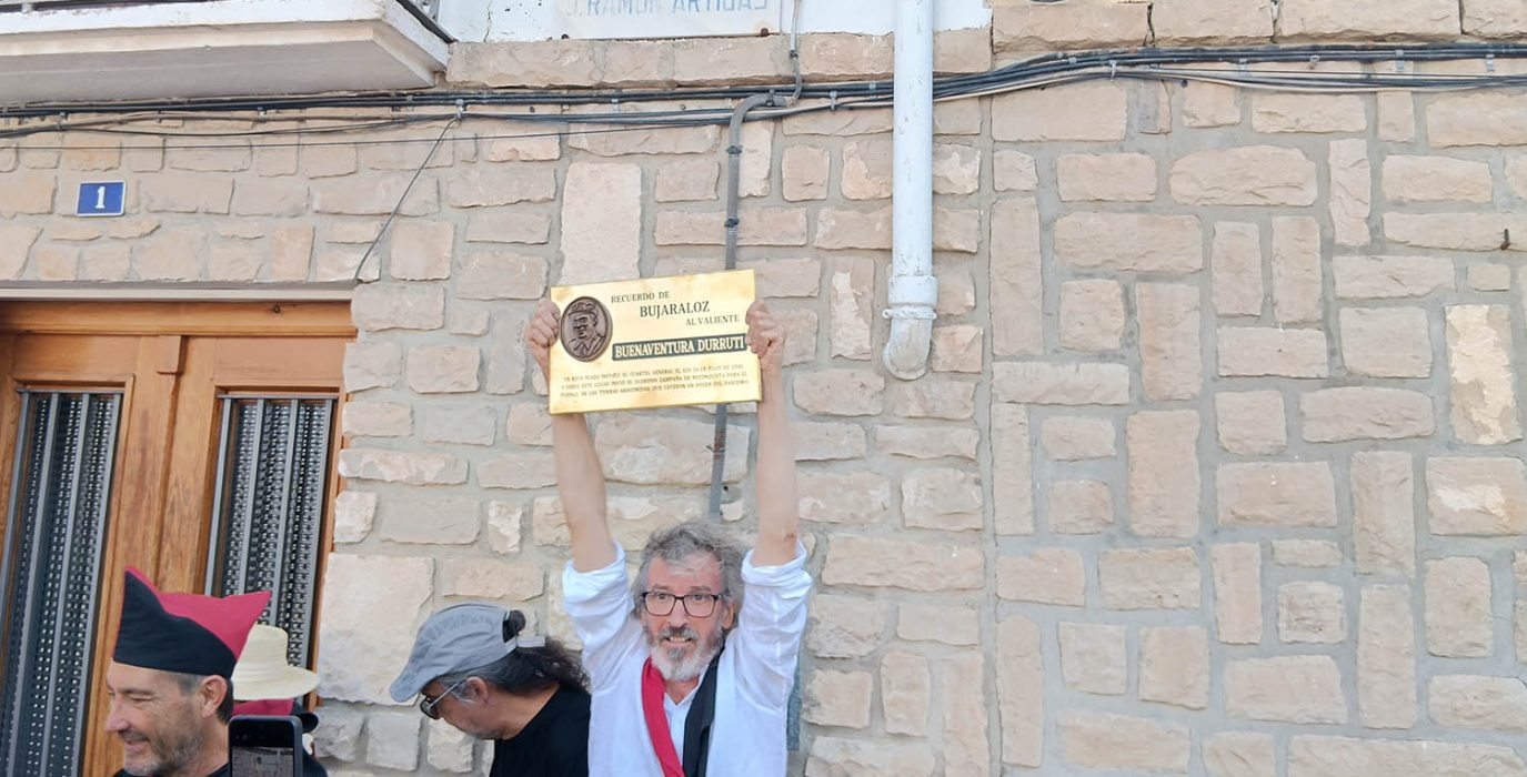 Reproducción de la placa donada a Bujaraloz en recuerdo de la llegada en 1936 de la Columna Durruti | Foto: Os Monegros