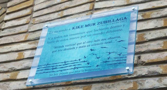 Una placa en el exterior del Centro Social Okupado Kike Mur recordará la lucha de la insumisión. Foto: @igoiz17 (AraInfo)