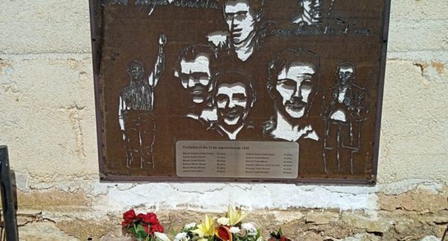 Placa en memoria de los doce vecinos de Monreal del Campo asesinados por el fascismo el 12 de septiembre de 1936 | Foto: ARMHA