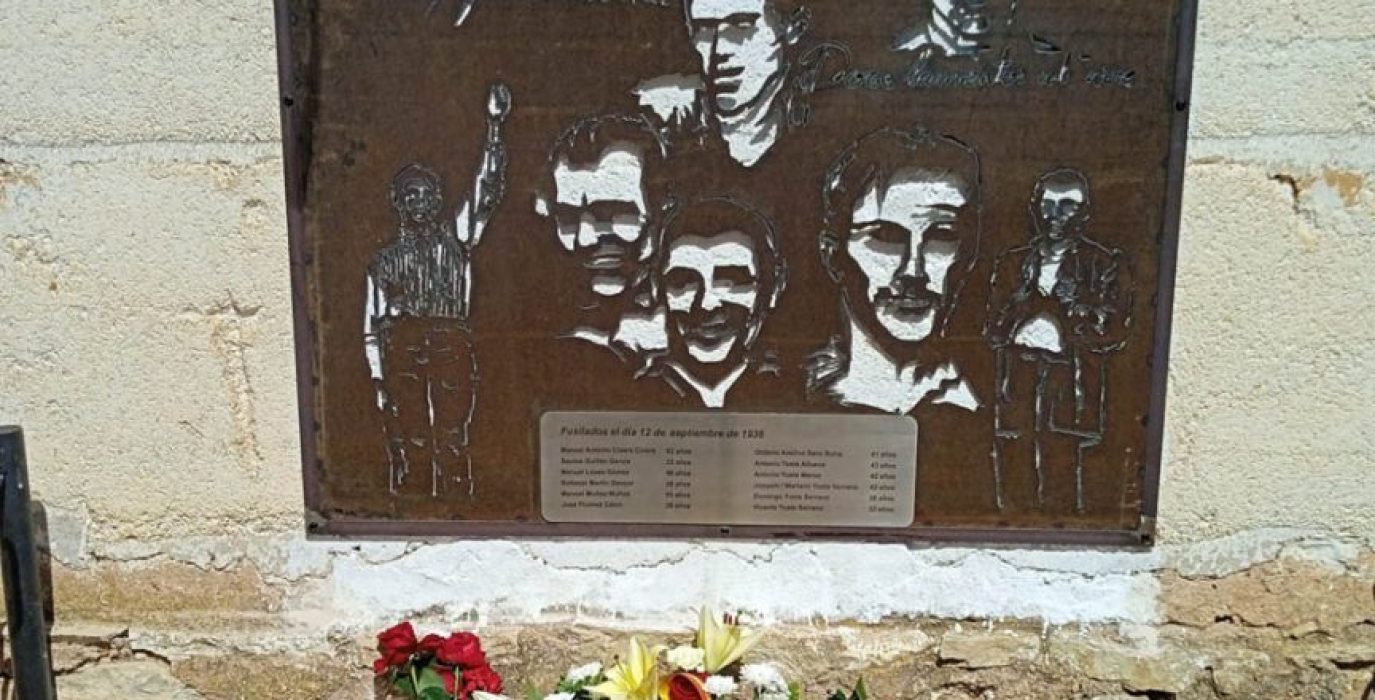 Placa en memoria de los doce vecinos de Monreal del Campo asesinados por el fascismo el 12 de septiembre de 1936 | Foto: ARMHA