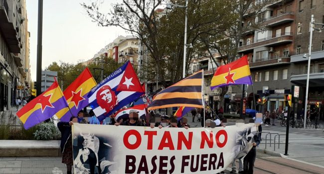 Pancarta de la Plataforma Anti-OTAN de Zaragoza durante la manifestación por el día de la República. Foto: @AntiOTAN_ZGZ