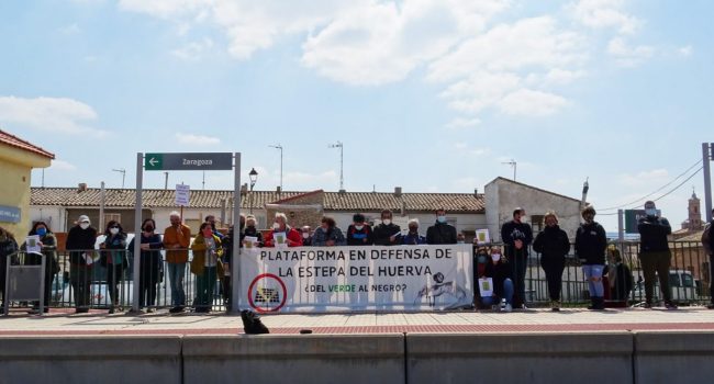 Integrantes de la Plataforma en Defensa de la Estepa del Huerva en la estación de Muel durante la movilización "Aragón, no pierdas tu tren". Foto: Mariana Yuan Couto