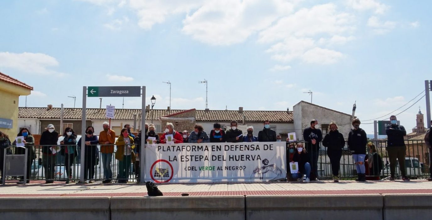 Integrantes de la Plataforma en Defensa de la Estepa del Huerva en la estación de Muel durante la movilización "Aragón, no pierdas tu tren". Foto: Mariana Yuan Couto
