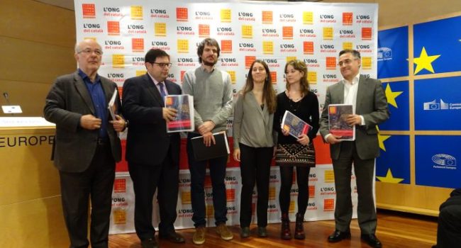 Presentació de l'informe amb la presència dels europarlamentaris Marina Albiol (EUPV), Ramon Tremosa (CDC), Josep M. Terricabras (ERC), Francesc Gambús (Unió) i Ernest Urtasun (IC-EV). Foto: Plataforma per la Llengua